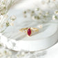 Anillo de compromiso de marquesa de rubí de 0,75 quilates de estilo vintage con trío de diamantes