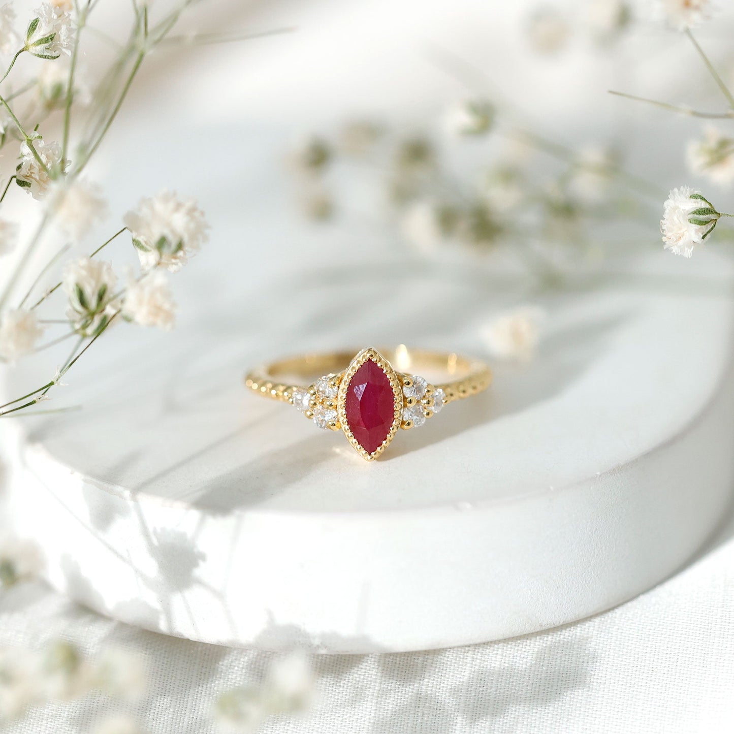 Anillo de compromiso de marquesa de rubí de 0,75 quilates de estilo vintage con trío de diamantes