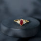 Anillo de compromiso de marquesa de rubí de 0,75 quilates de estilo vintage con trío de diamantes