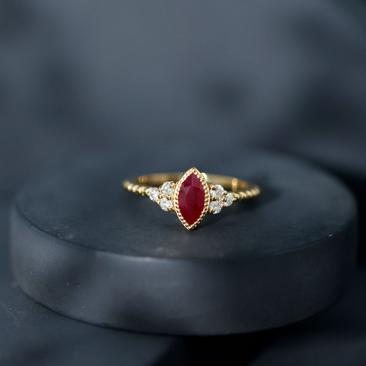 Anillo de compromiso de marquesa de rubí de 0,75 quilates de estilo vintage con trío de diamantes