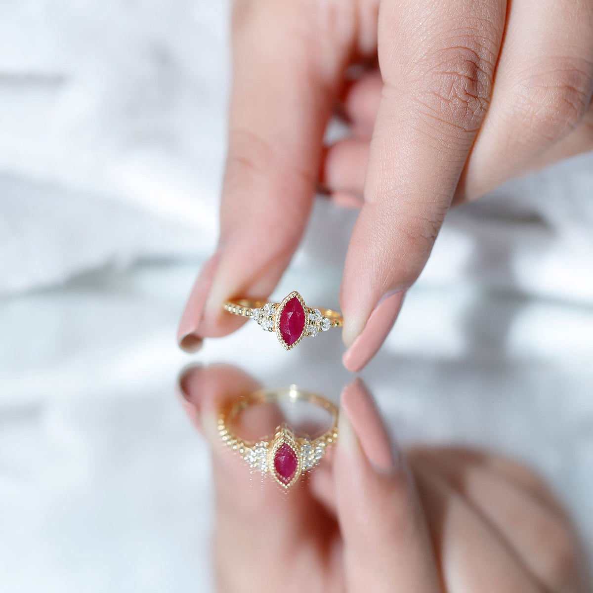 Anillo de compromiso de marquesa de rubí de 0,75 quilates de estilo vintage con trío de diamantes