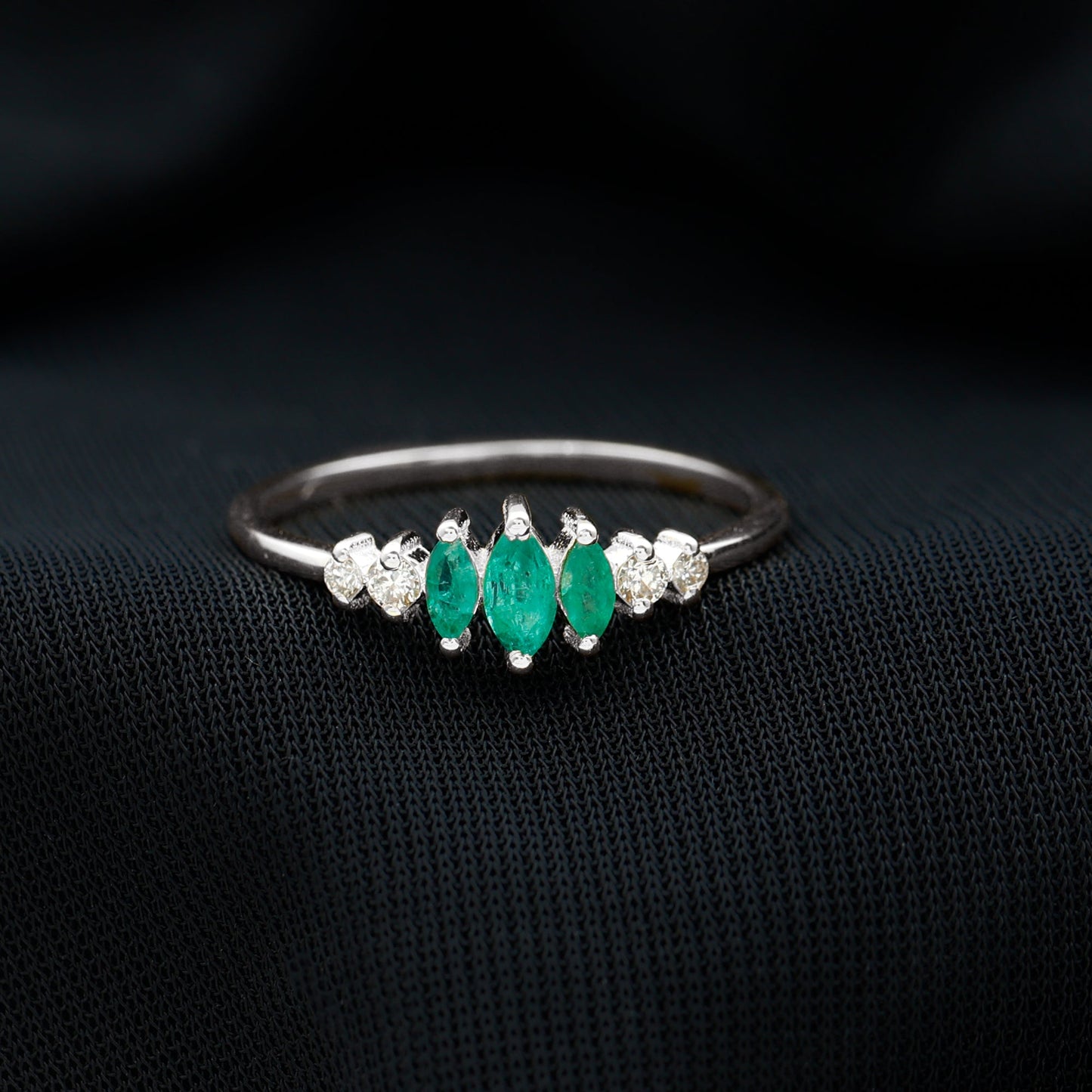 Anillo de aniversario de 3 piedras de marquesa, esmeralda y diamante para mujer