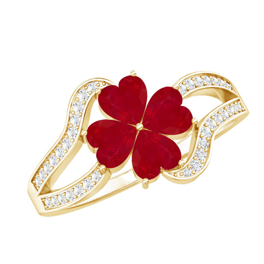 Anillo de compromiso de flor de rubí real con vástago dividido de diamantes