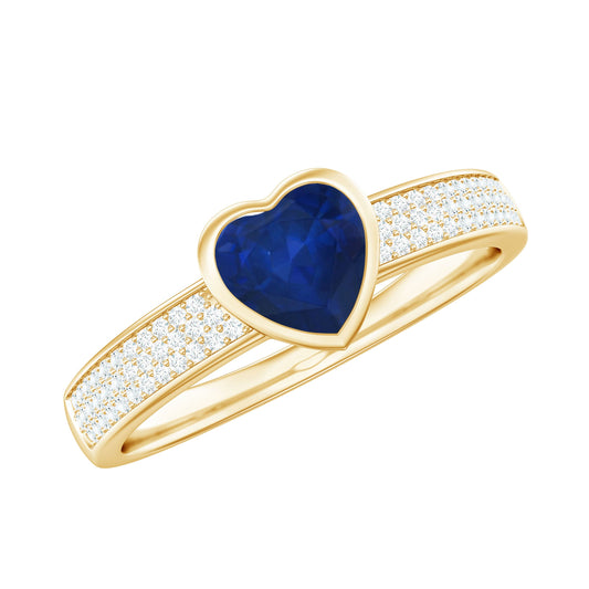 Anillo de compromiso solitario de corazón con zafiro azul de 0,6 quilates y pavé de diamantes