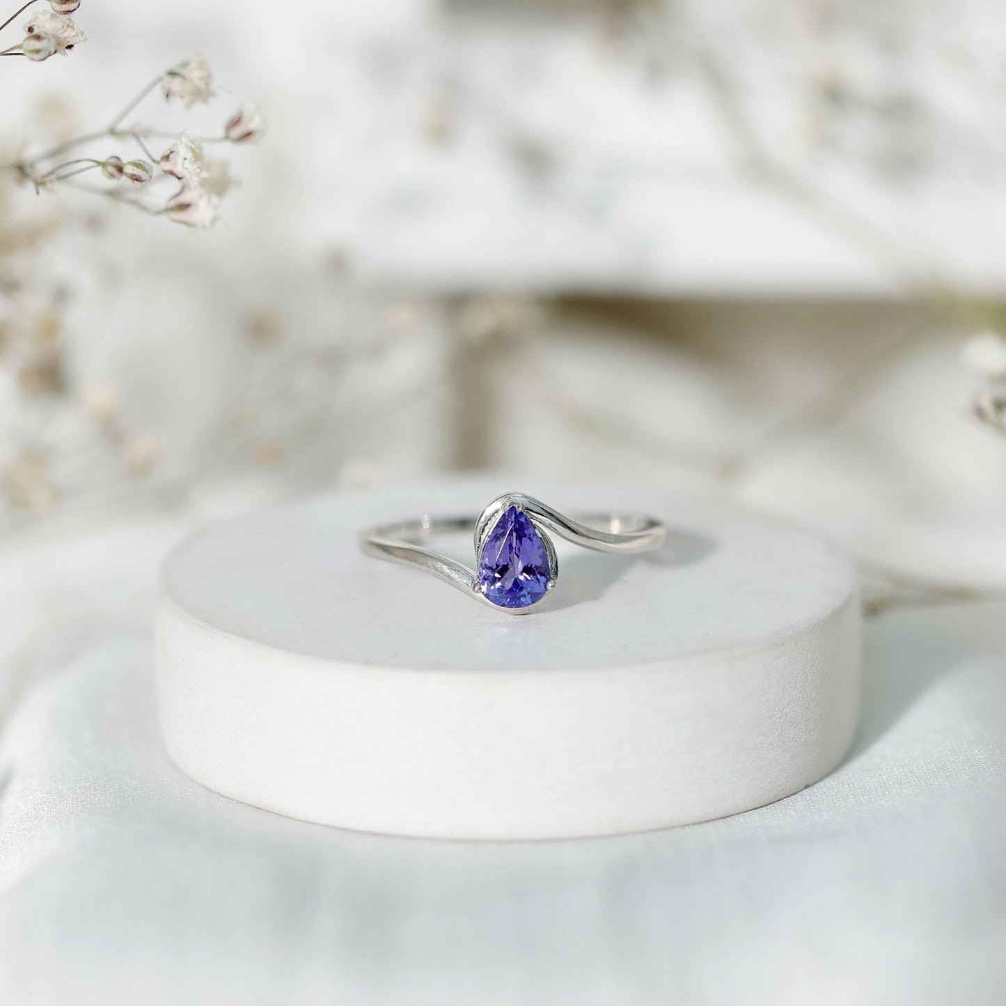 Anillo de compromiso solitario de tanzanita natural con vástago de derivación
