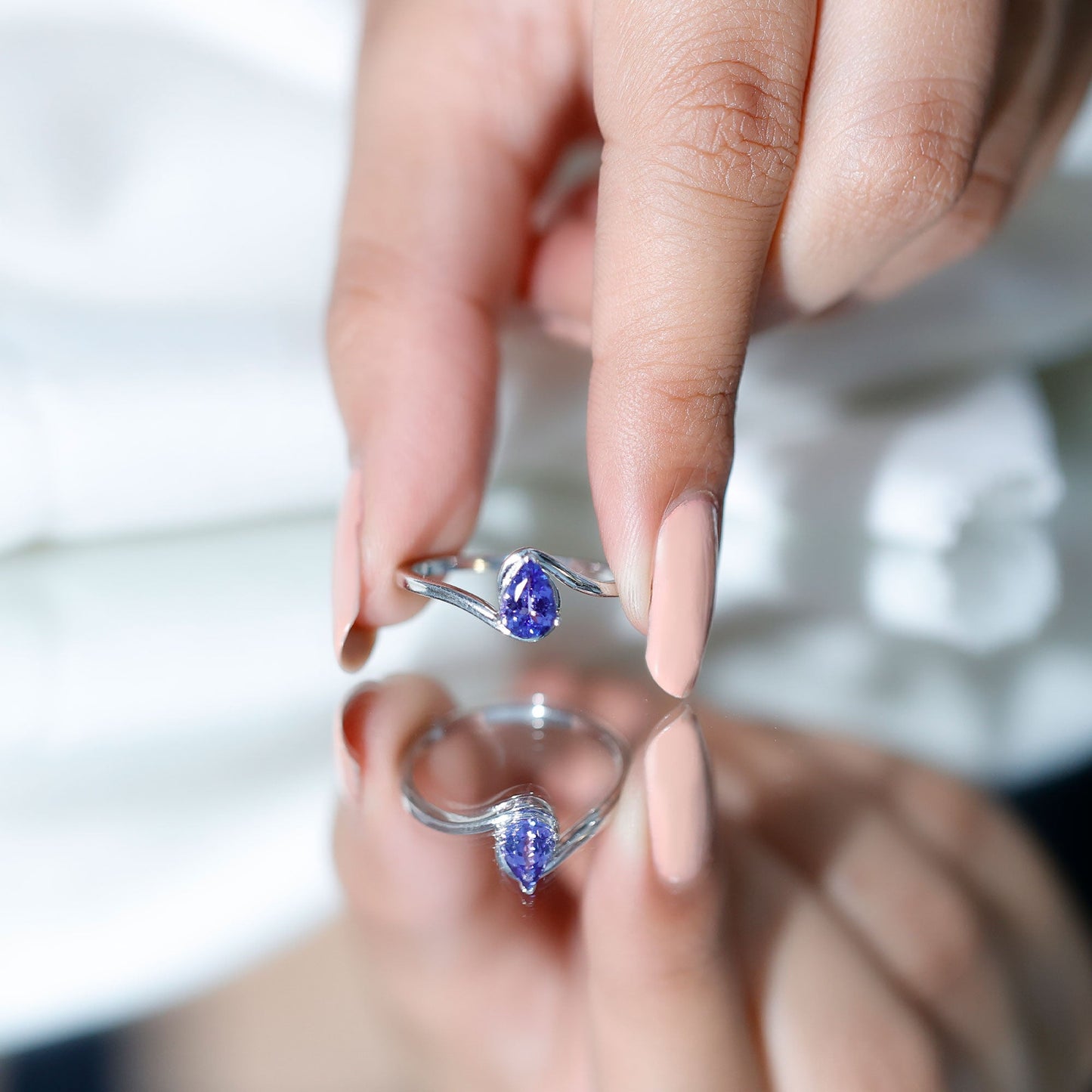 Anillo de compromiso solitario de tanzanita natural con vástago de derivación