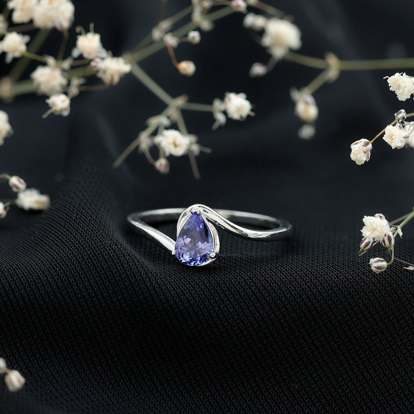 Anillo de compromiso solitario de tanzanita natural con vástago de derivación