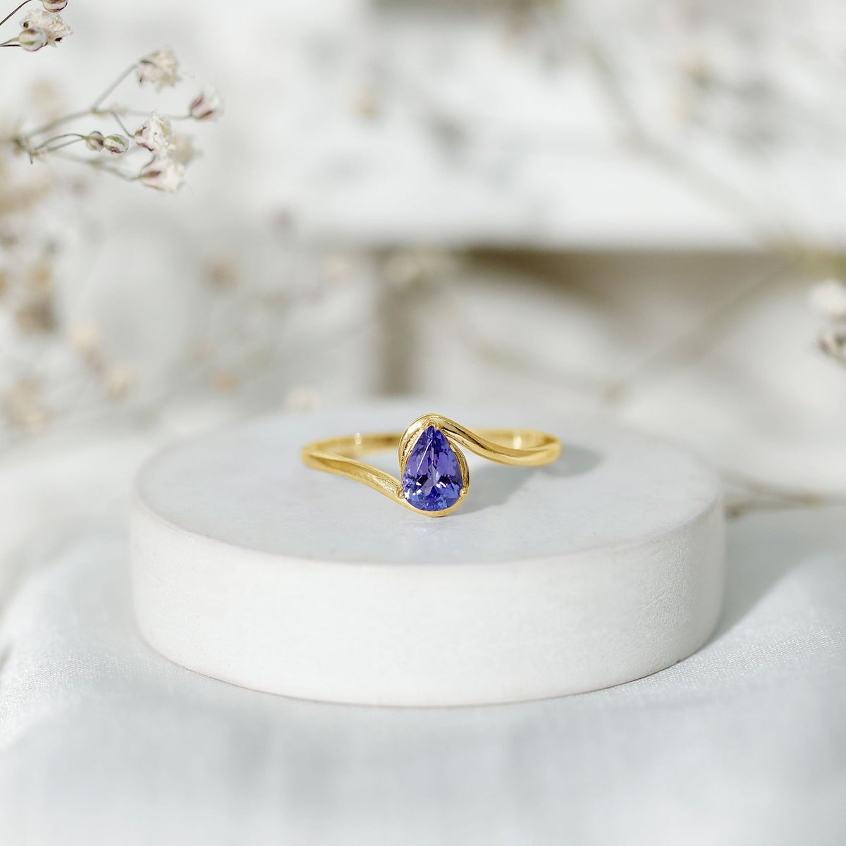 Anillo de compromiso solitario de tanzanita natural con vástago de derivación