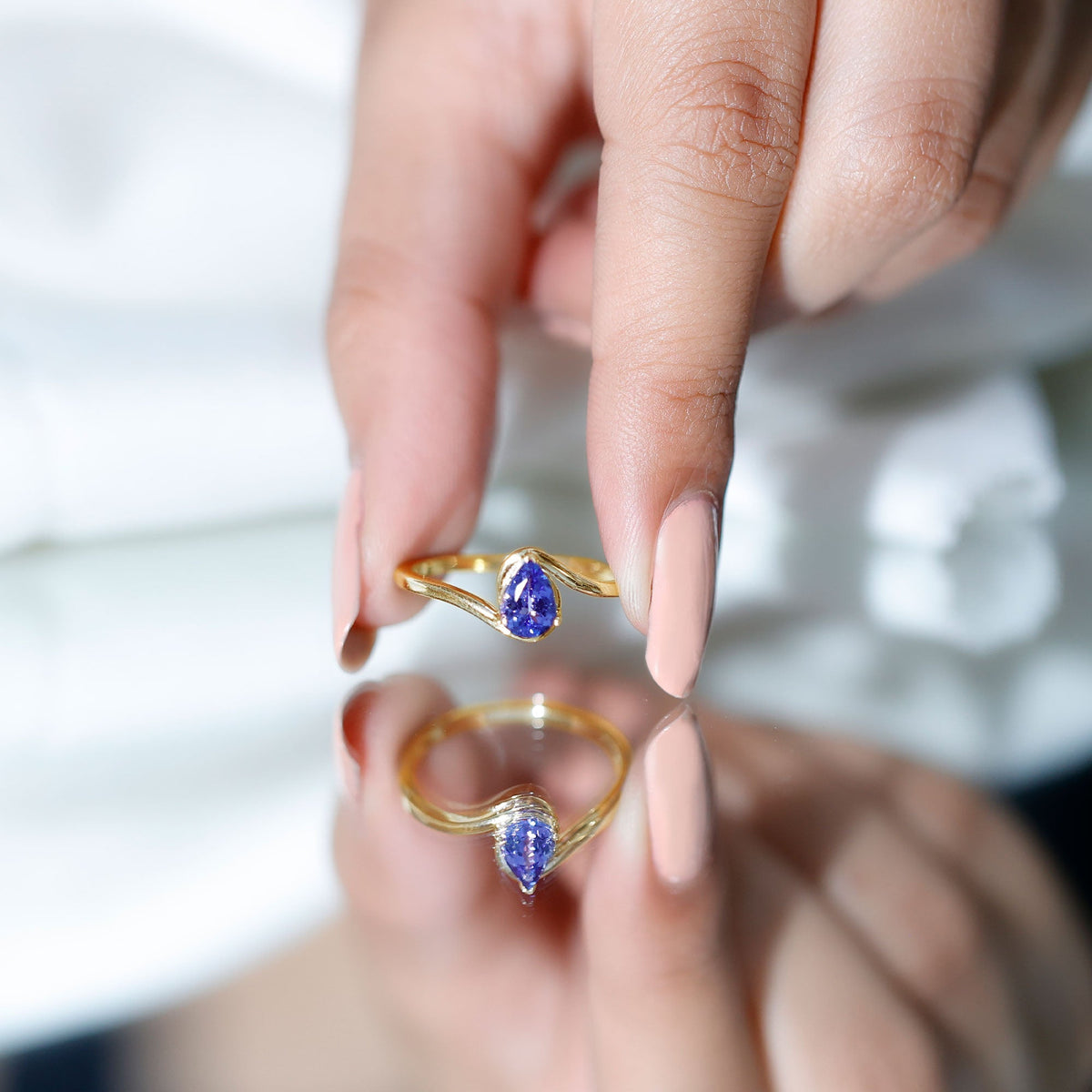 Anillo de compromiso solitario de tanzanita natural con vástago de derivación
