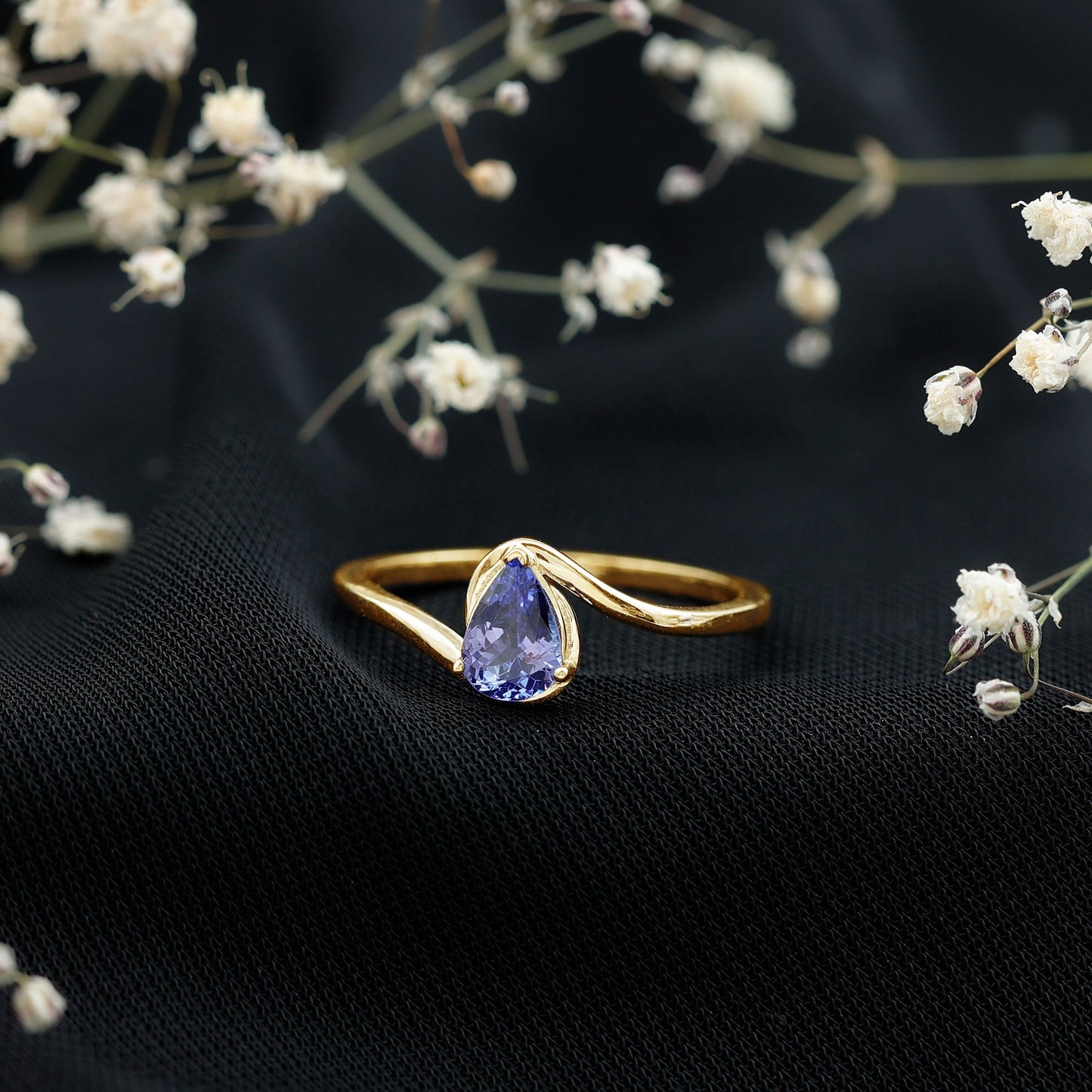 Anillo de compromiso solitario de tanzanita natural con vástago de derivación
