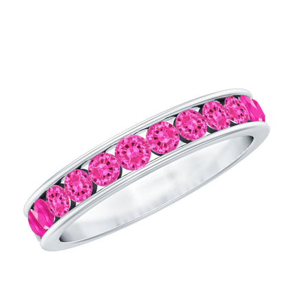 Anillo de media eternidad de zafiro rosa redondo creado en laboratorio con engaste de canal