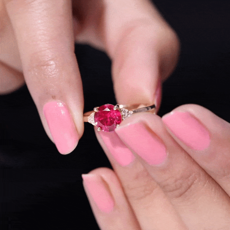 Anillo de compromiso solitario de rubí creado en laboratorio con trío de diamantes