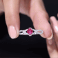Anillo de compromiso clásico de rubí y diamantes con diamante en forma de cruz