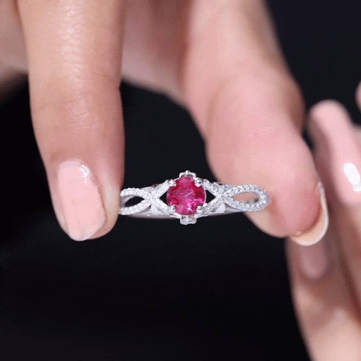 Anillo de compromiso clásico de rubí y diamantes con diamante en forma de cruz