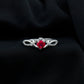 Anillo de compromiso clásico de rubí y diamantes con diamante en forma de cruz