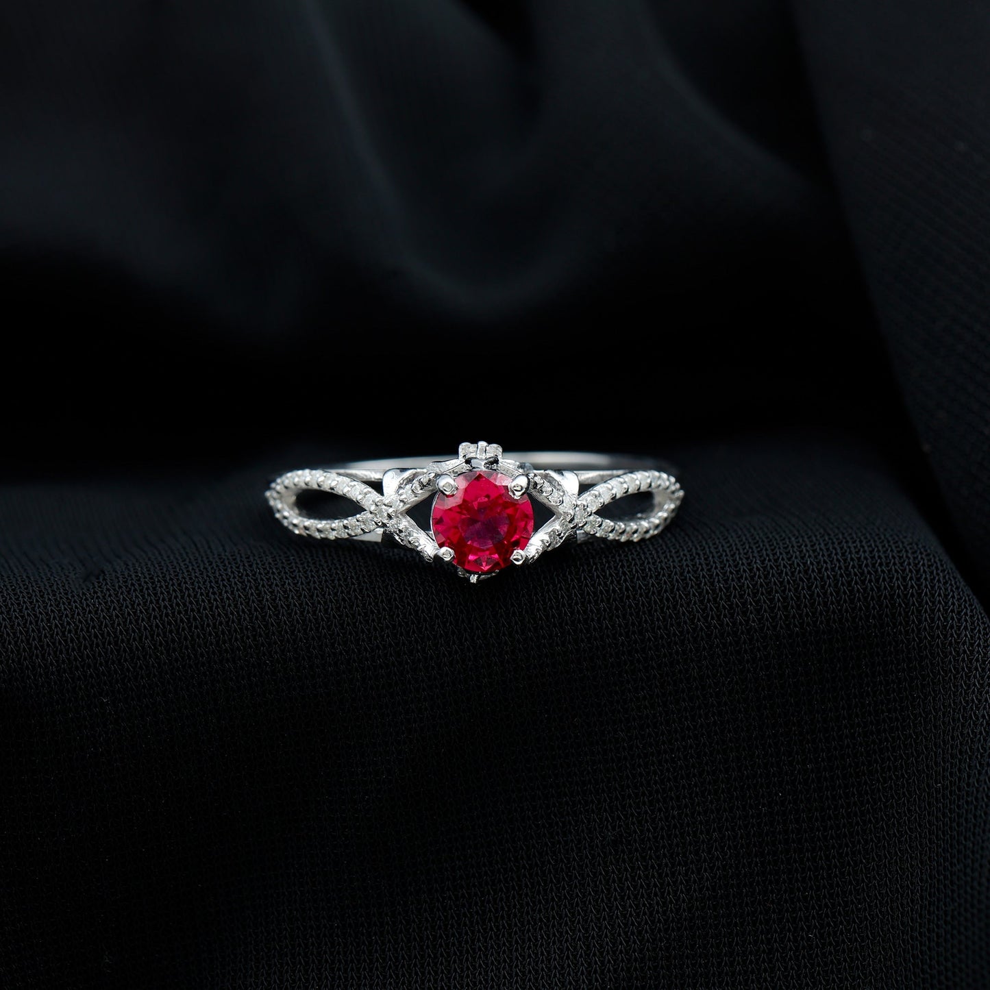 Anillo de compromiso clásico de rubí y diamantes con diamante en forma de cruz