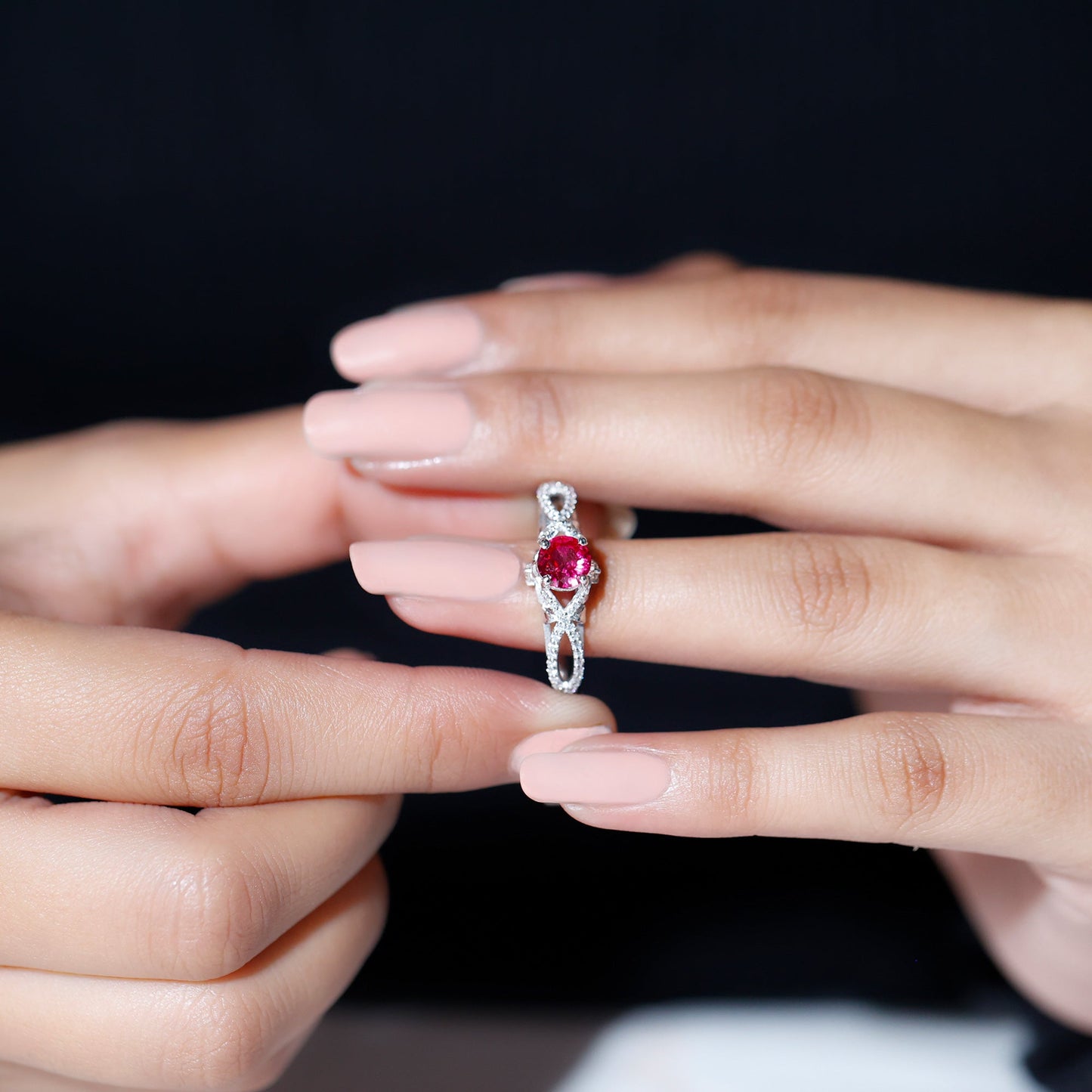 Anillo de compromiso clásico de rubí y diamantes con diamante en forma de cruz