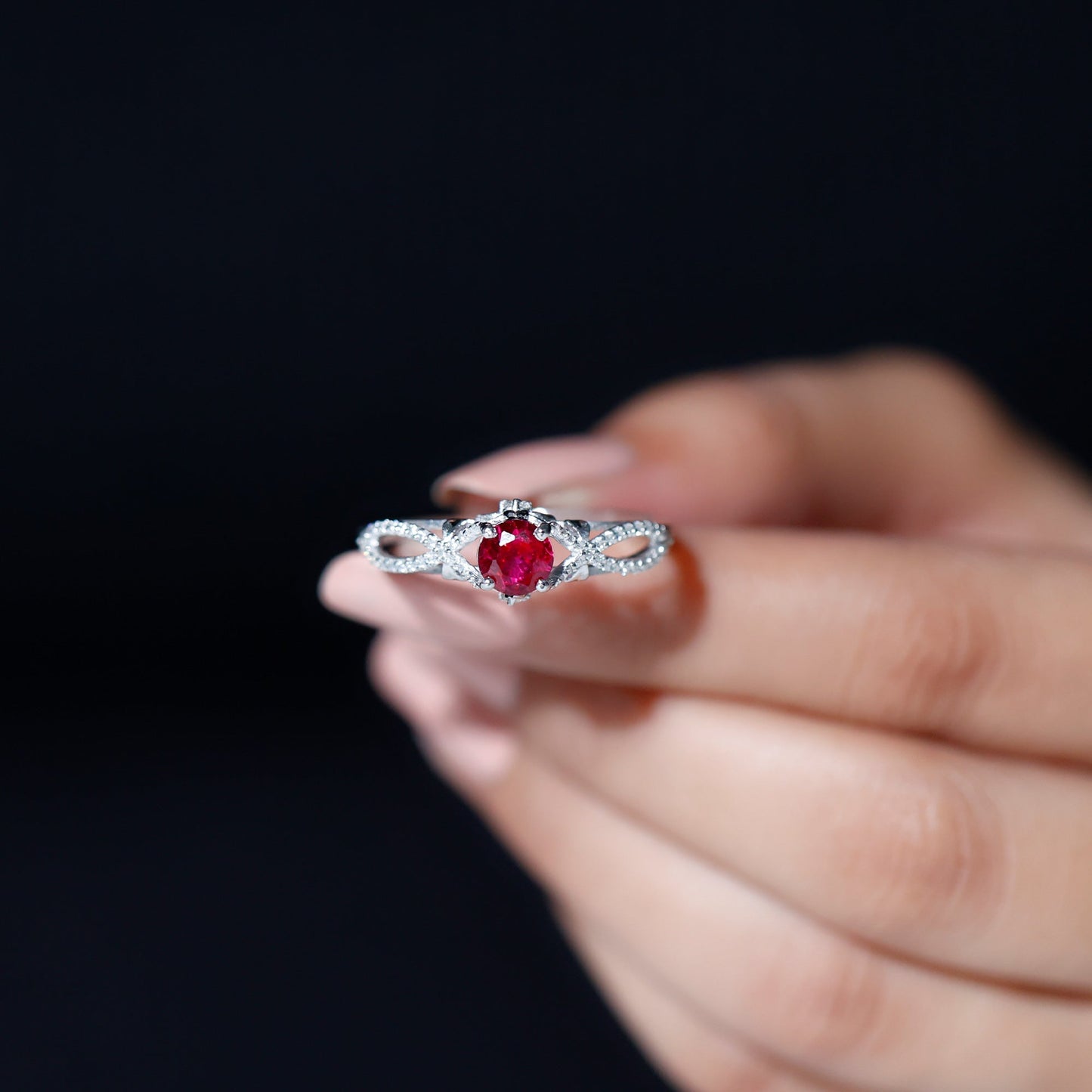 Anillo de compromiso clásico de rubí y diamantes con diamante en forma de cruz