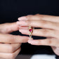 Anillo de compromiso clásico de rubí y diamantes con diamante en forma de cruz