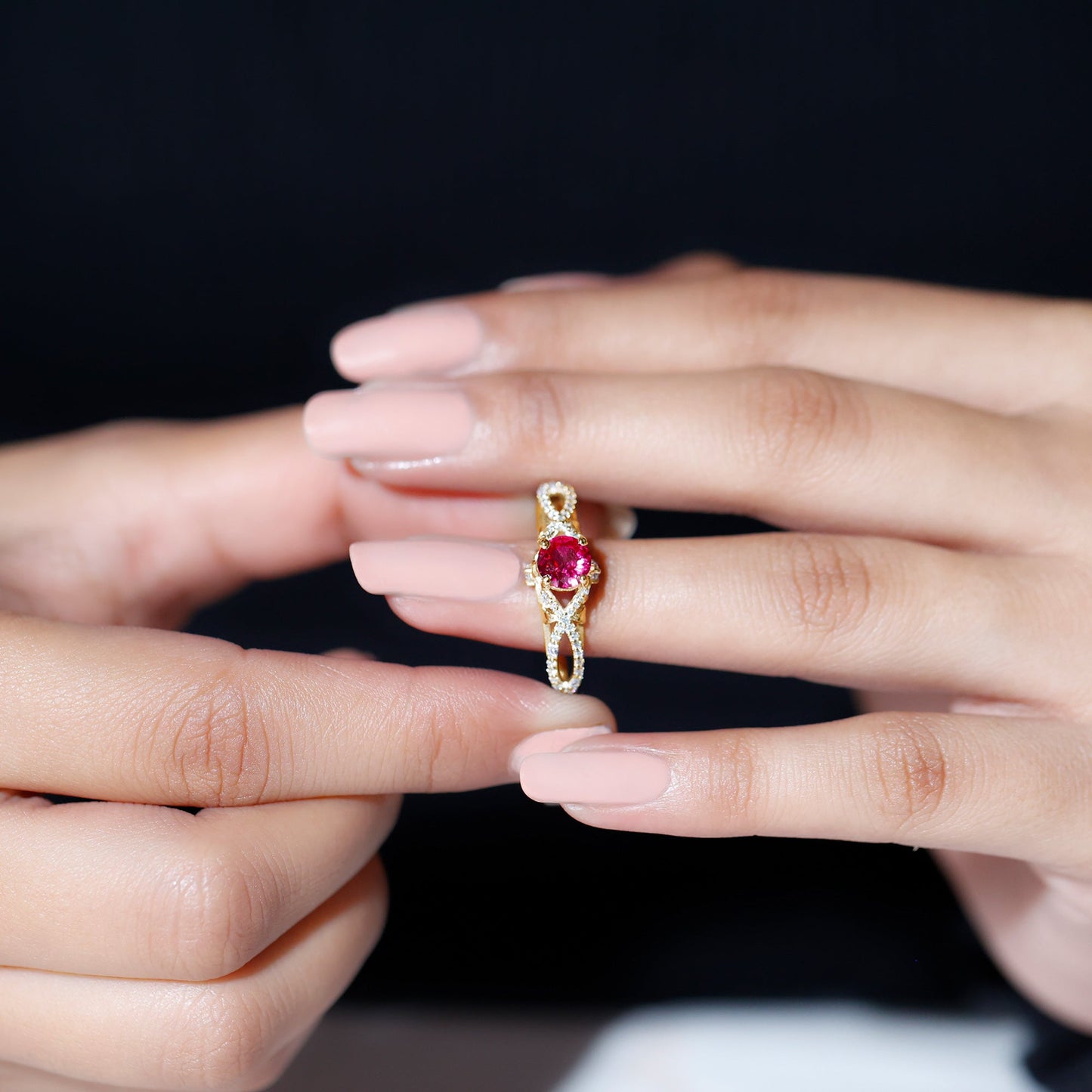 Anillo de compromiso clásico de rubí y diamantes con diamante en forma de cruz