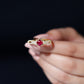 Anillo de compromiso clásico de rubí y diamantes con diamante en forma de cruz