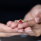 Anillo de compromiso clásico de rubí y diamantes con diamante en forma de cruz