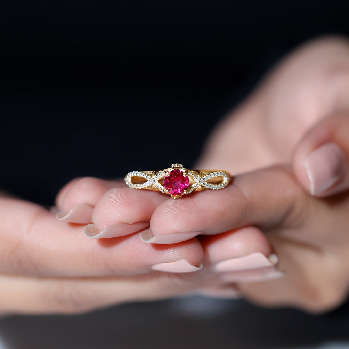 Anillo de compromiso clásico de rubí y diamantes con diamante en forma de cruz