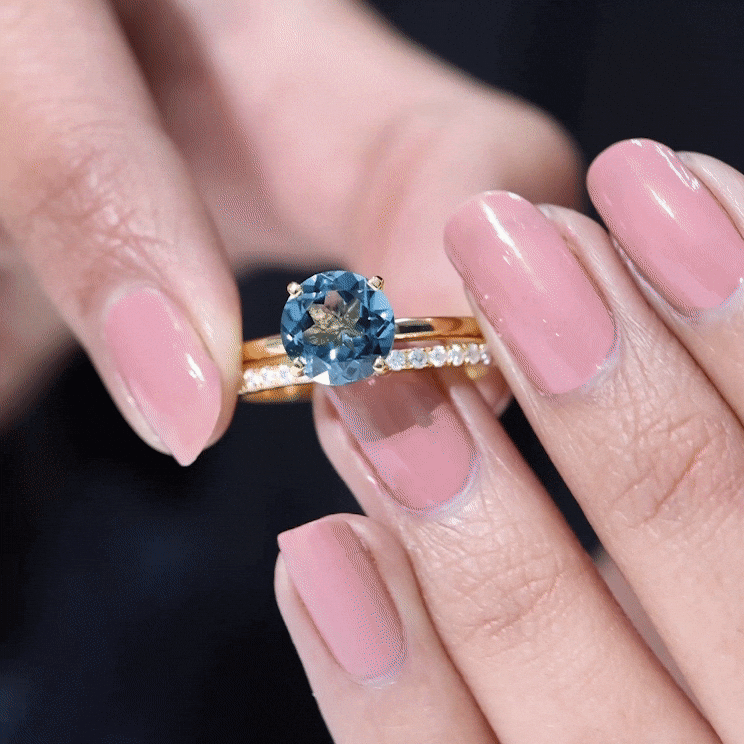 Anillo de compromiso solitario con topacio azul de Londres redondo de 2 quilates con banda de diamantes