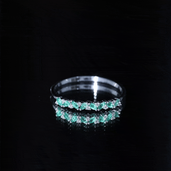 Anillo de media eternidad de esmeraldas y diamantes marquesa
