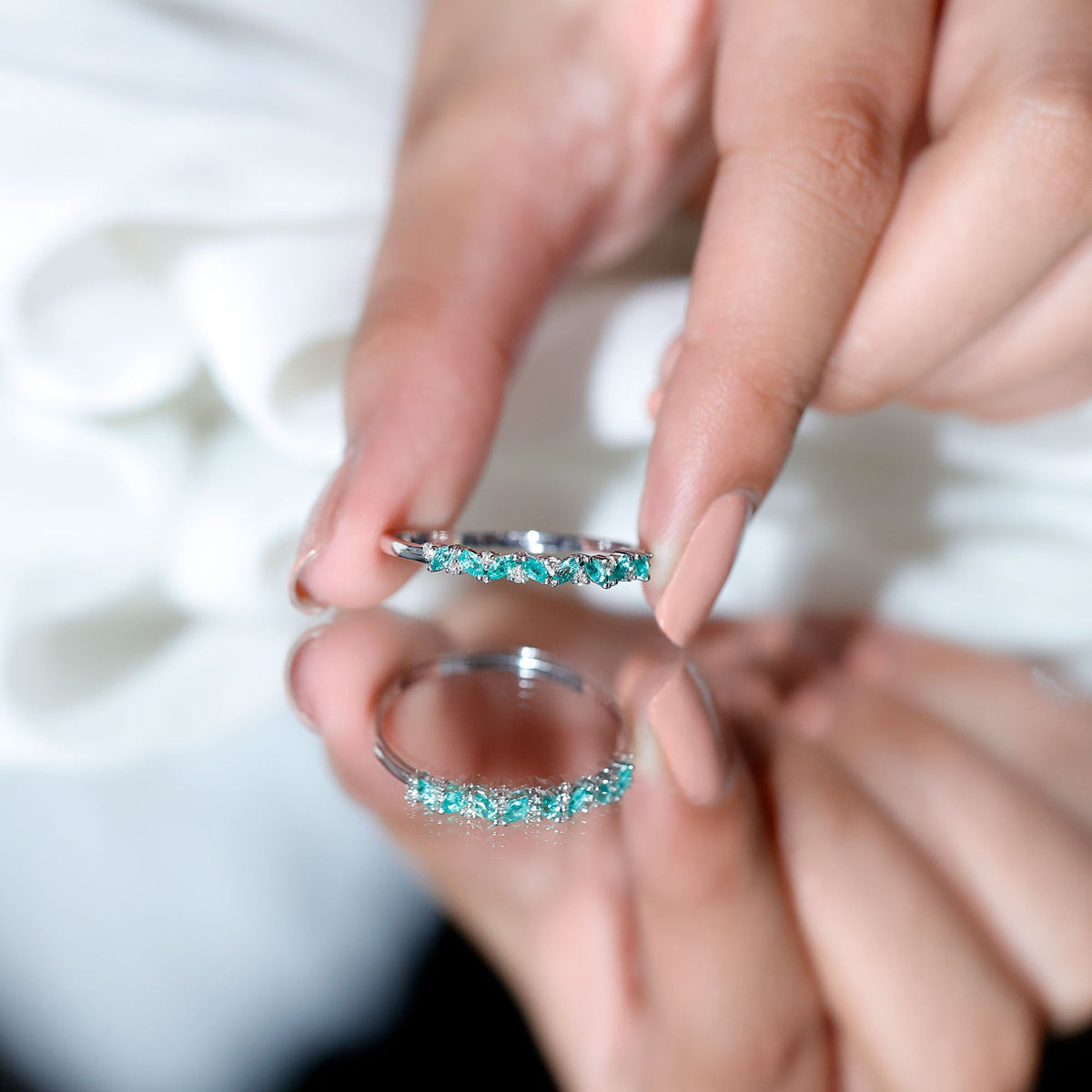 Anillo de media eternidad de esmeraldas y diamantes marquesa
