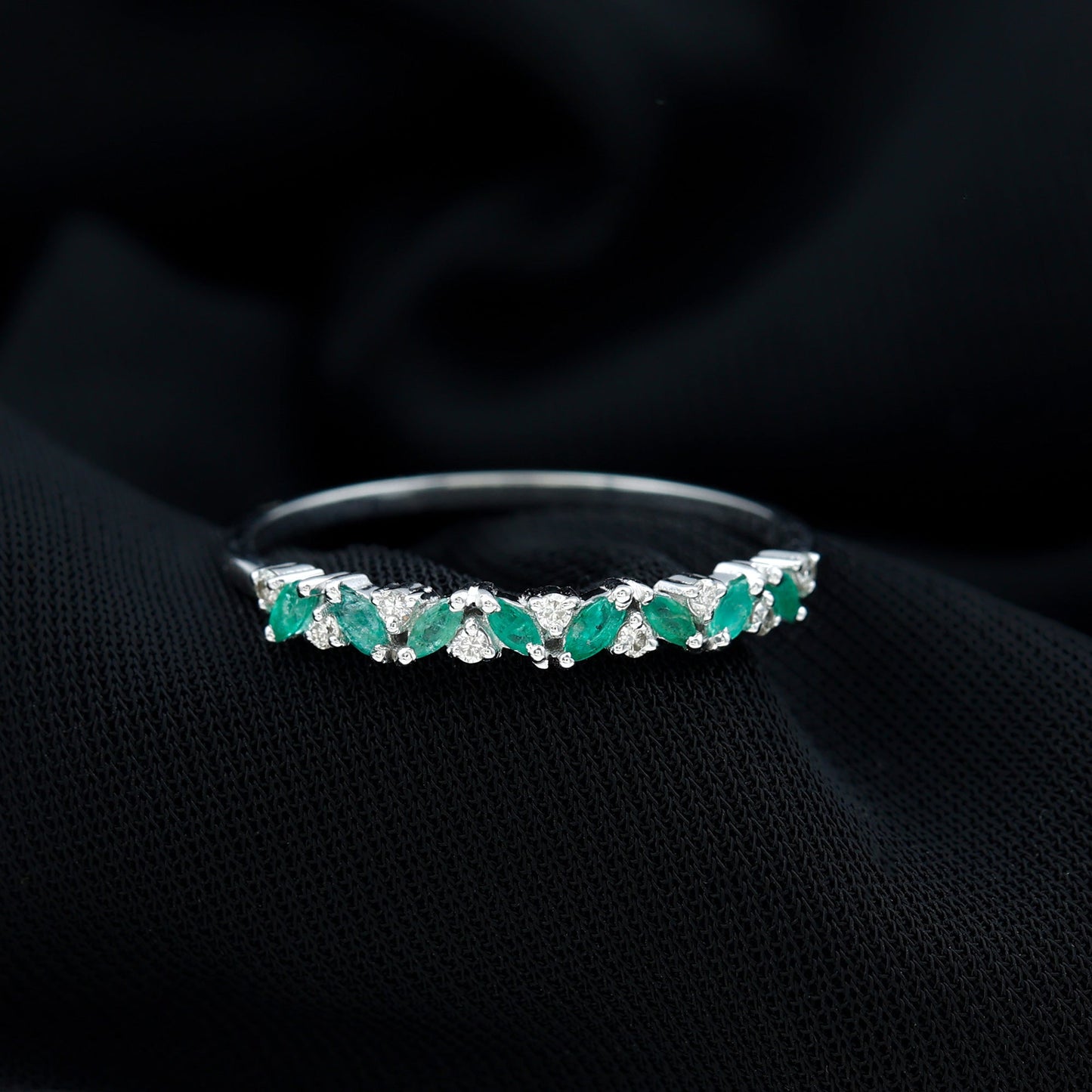 Anillo de media eternidad de esmeraldas y diamantes marquesa