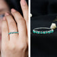 Anillo de media eternidad de esmeraldas y diamantes marquesa
