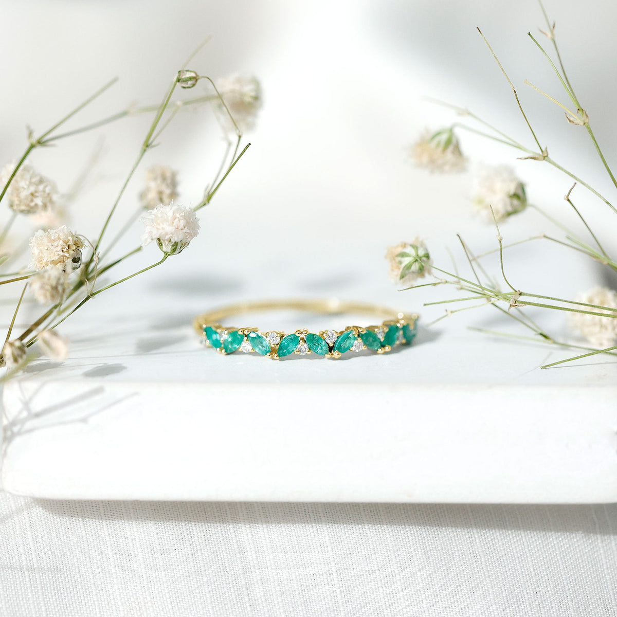 Anillo de media eternidad de esmeraldas y diamantes marquesa