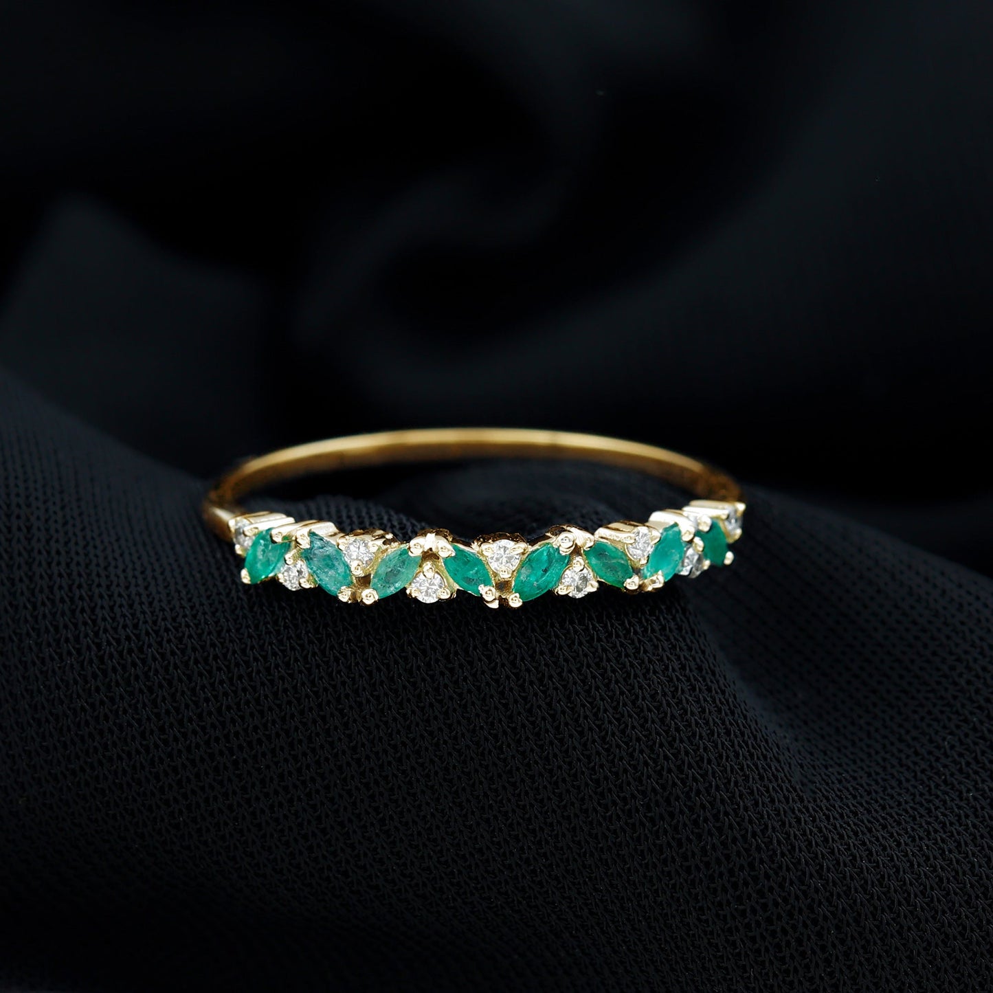 Anillo de media eternidad de esmeraldas y diamantes marquesa