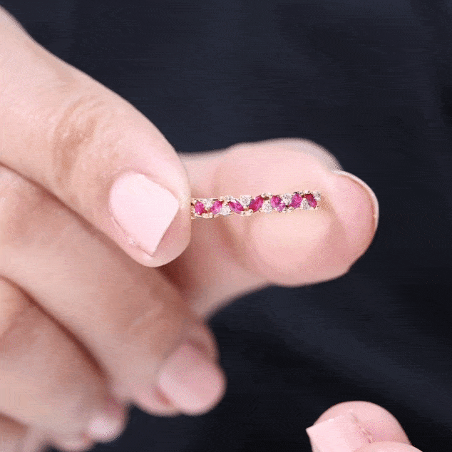 Anillo de media eternidad con rubíes marquesa naturales y diamantes