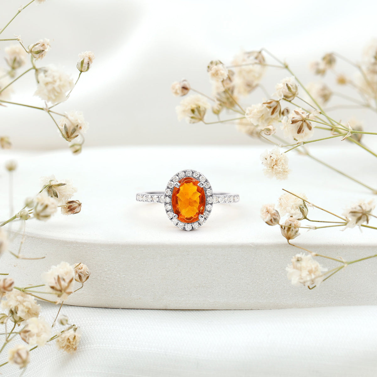 Anillo de compromiso de ópalo de fuego ovalado de 1 quilate con halo de diamantes