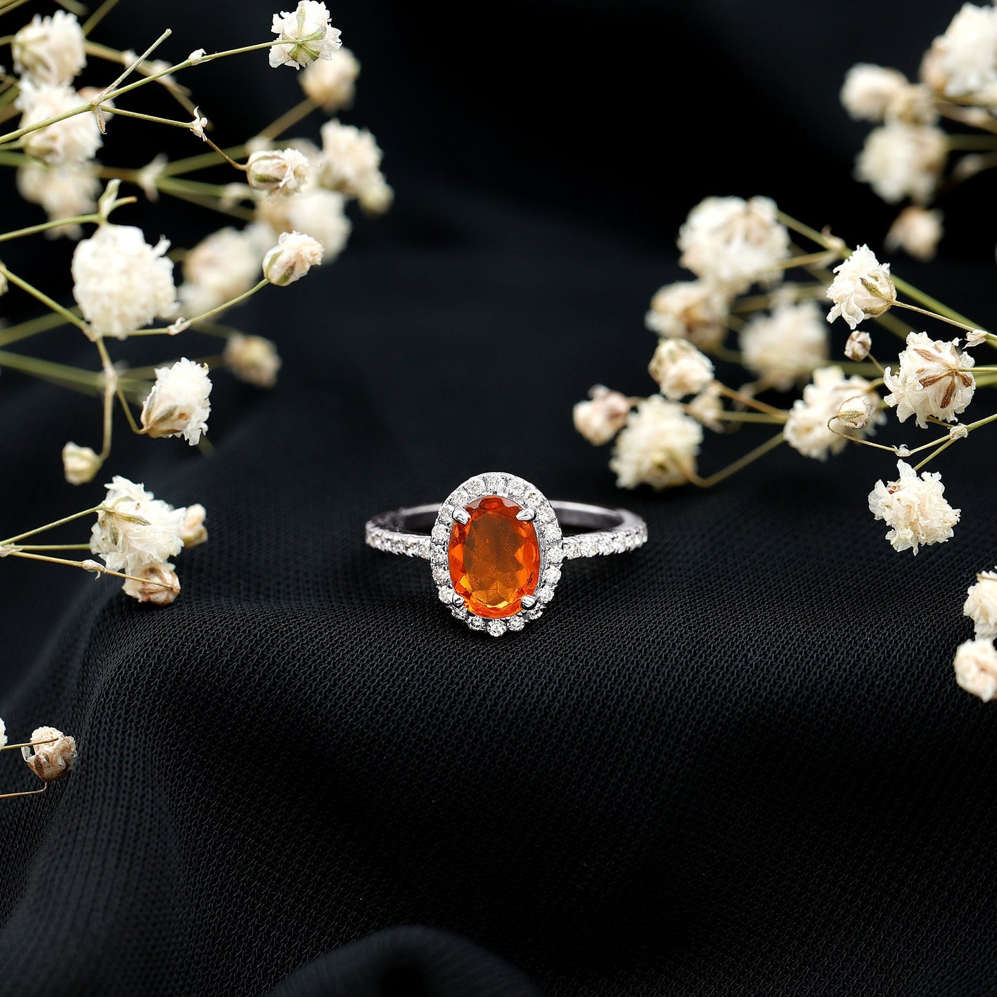 Anillo de compromiso de ópalo de fuego ovalado de 1 quilate con halo de diamantes