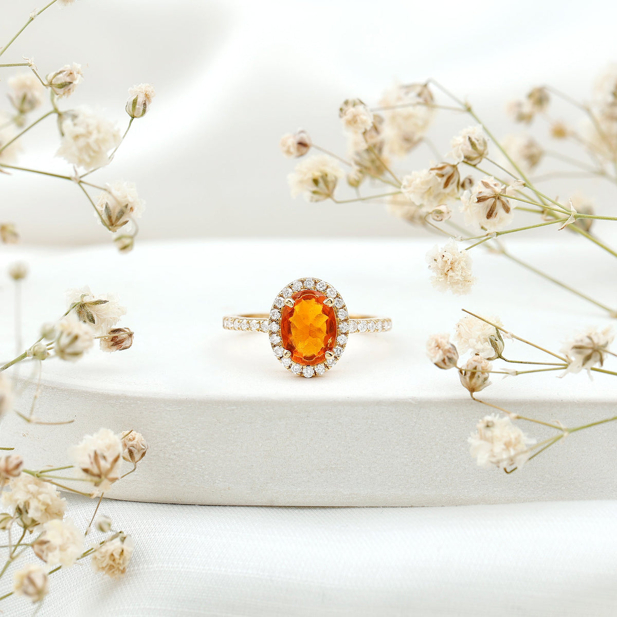 Anillo de compromiso de ópalo de fuego ovalado de 1 quilate con halo de diamantes