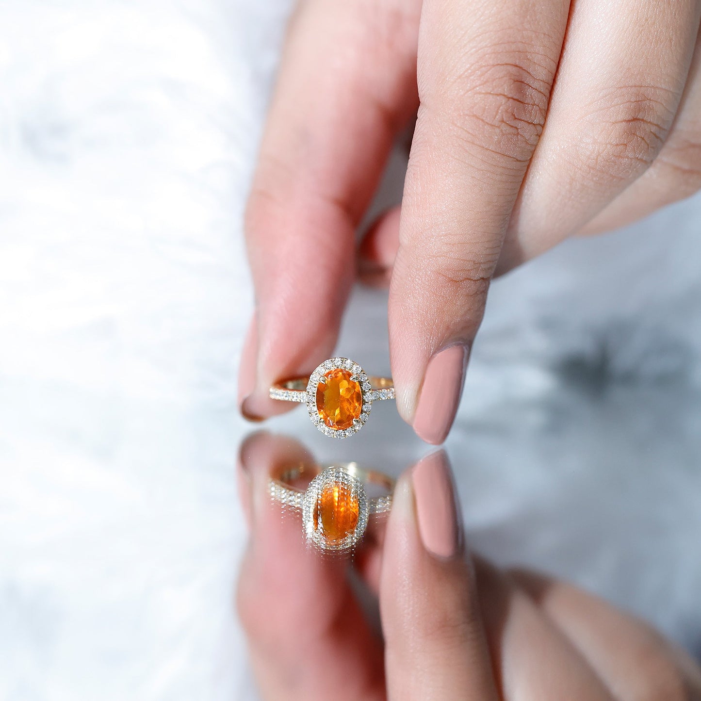Anillo de compromiso de ópalo de fuego ovalado de 1 quilate con halo de diamantes