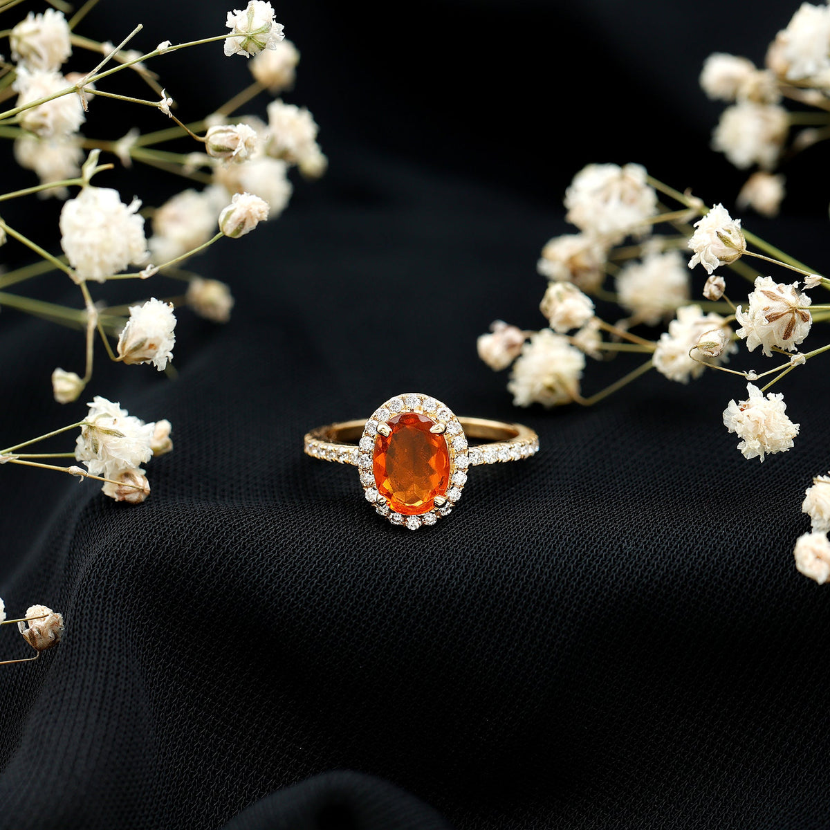 Anillo de compromiso de ópalo de fuego ovalado de 1 quilate con halo de diamantes