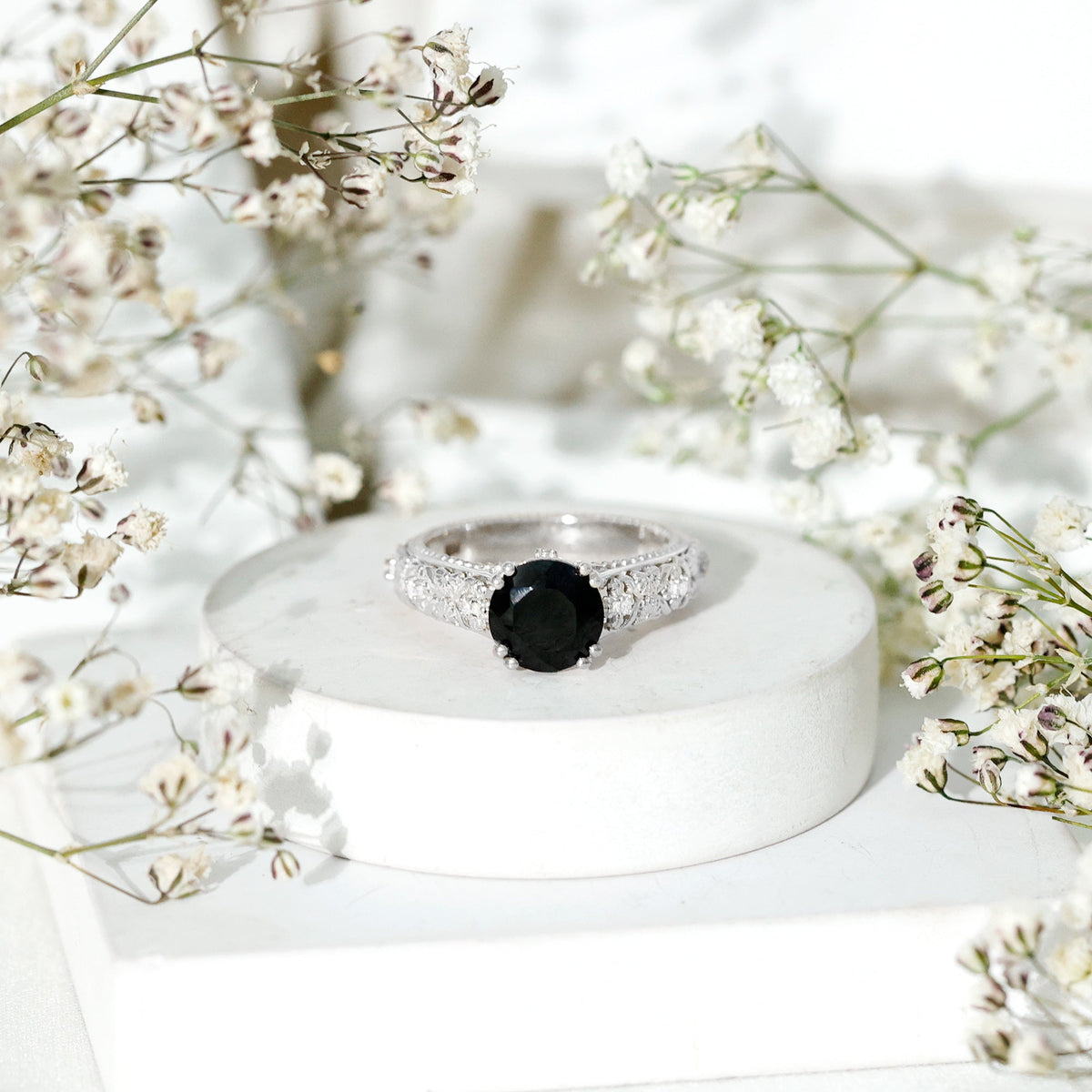 Anillo de compromiso inspirado en la naturaleza de diamantes blancos y negros cultivados en laboratorio de 2 quilates