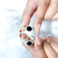Anillo de compromiso inspirado en la naturaleza de diamantes blancos y negros cultivados en laboratorio de 2 quilates