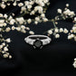 Anillo de compromiso inspirado en la naturaleza de diamantes blancos y negros cultivados en laboratorio de 2 quilates