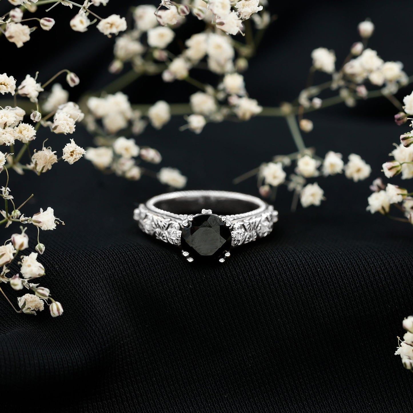 Anillo de compromiso inspirado en la naturaleza de diamantes blancos y negros cultivados en laboratorio de 2 quilates
