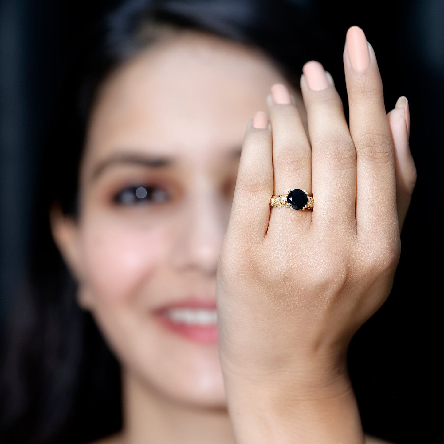 Anillo de compromiso inspirado en la naturaleza de diamantes blancos y negros cultivados en laboratorio de 2 quilates