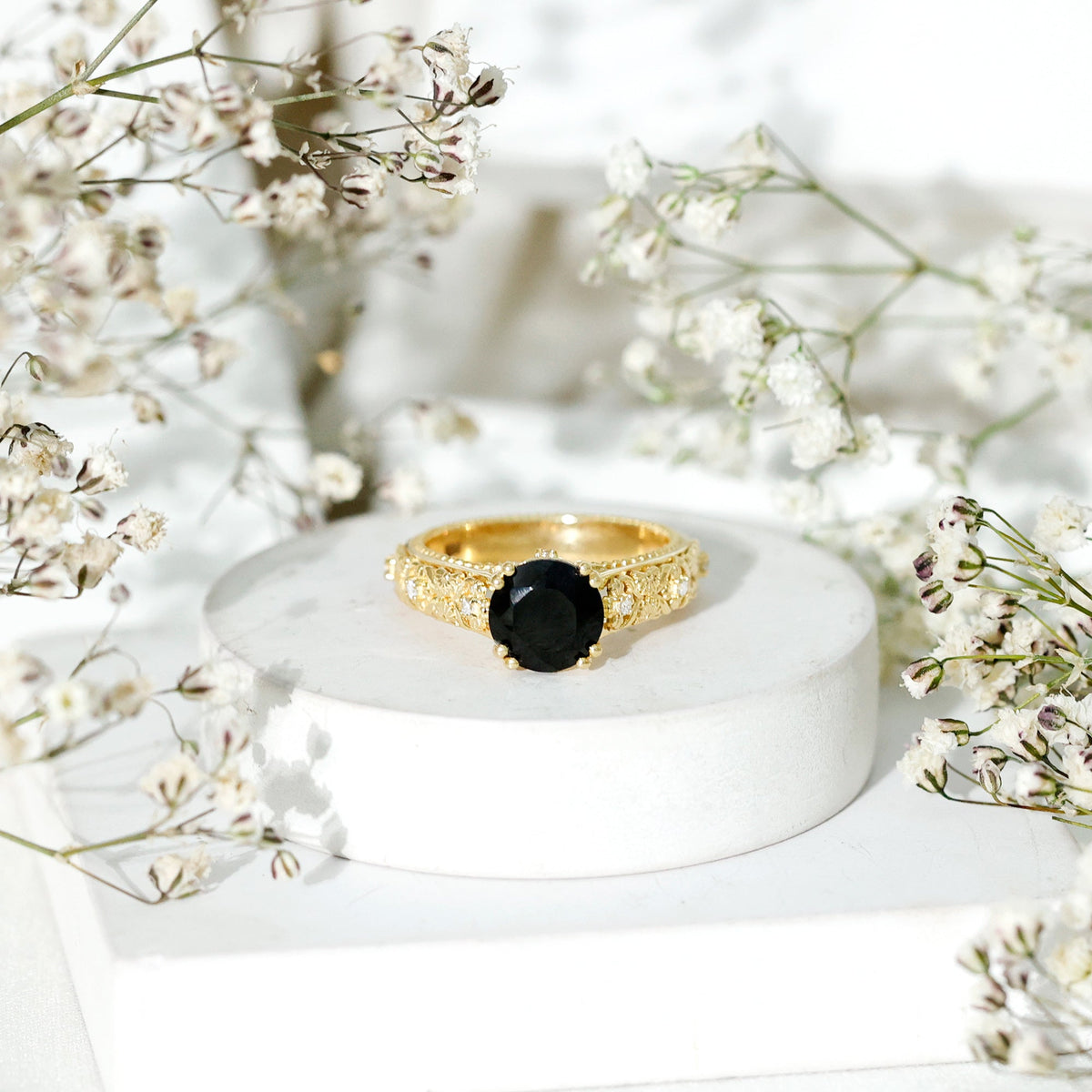 Anillo de compromiso inspirado en la naturaleza de diamantes blancos y negros cultivados en laboratorio de 2 quilates
