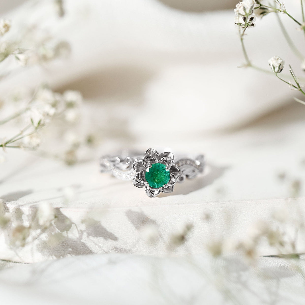 Anillo de compromiso de flor esmeralda natural con diamantes