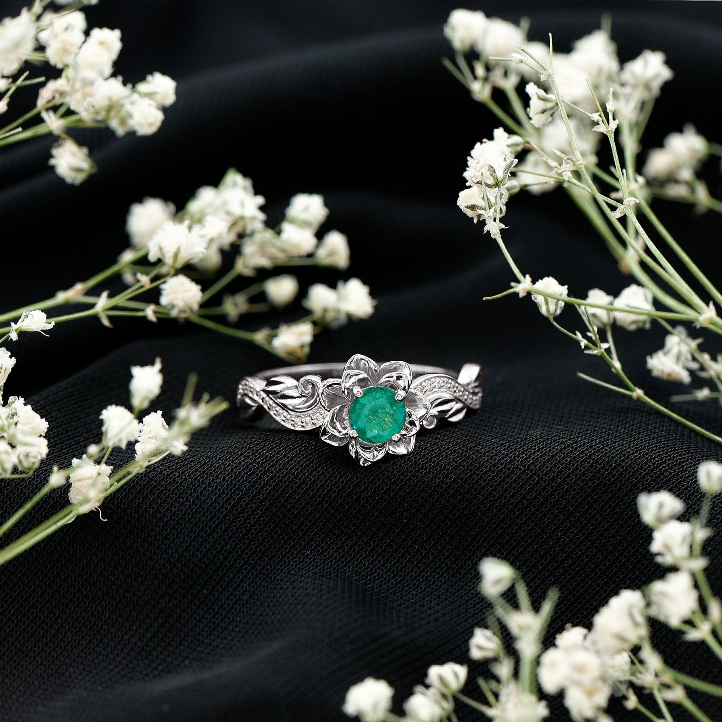 Anillo de compromiso de flor esmeralda natural con diamantes