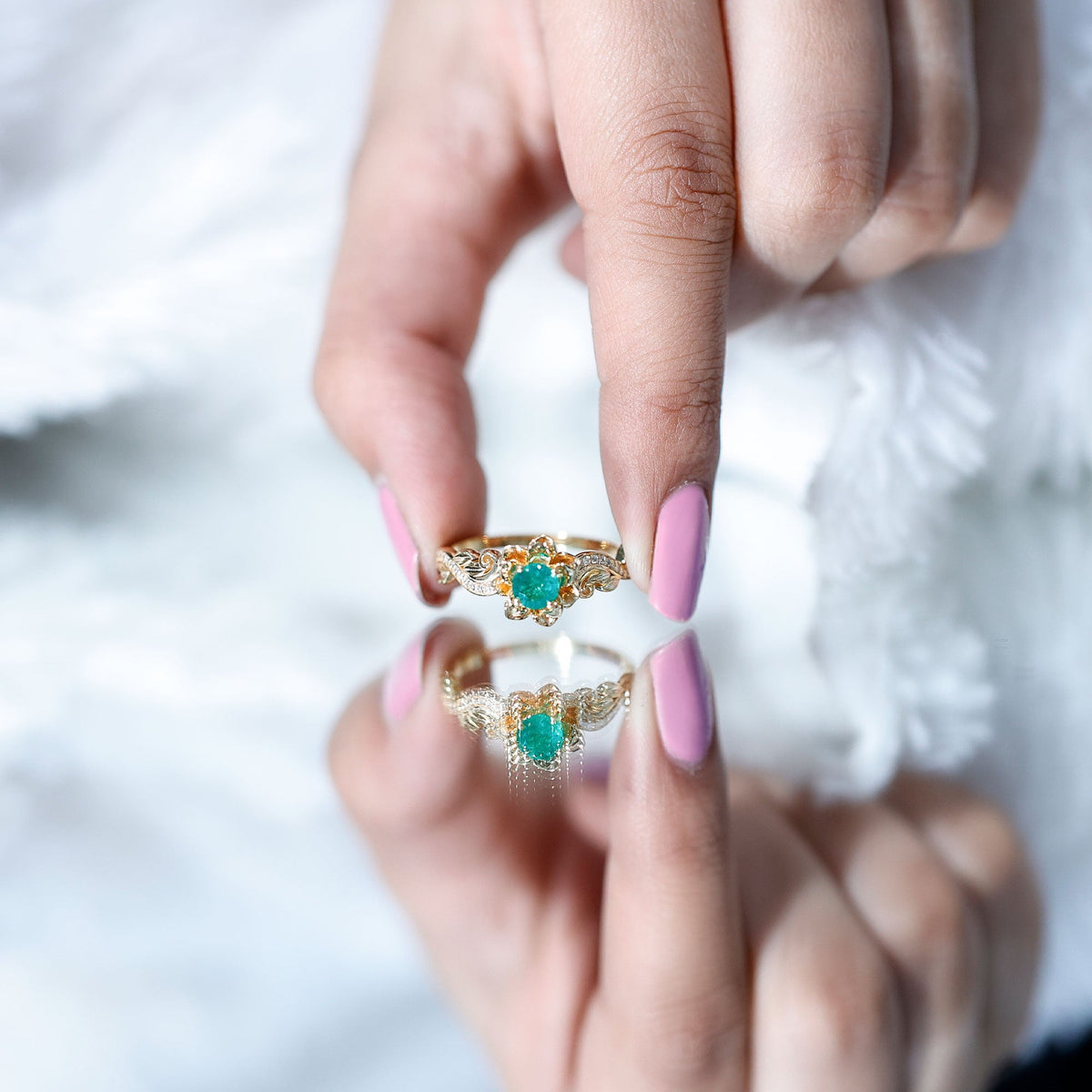 Anillo de compromiso de flor esmeralda natural con diamantes