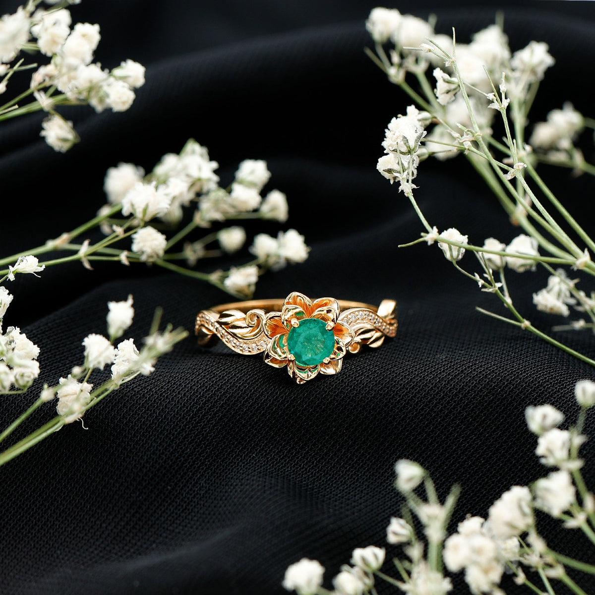 Anillo de compromiso de flor esmeralda natural con diamantes